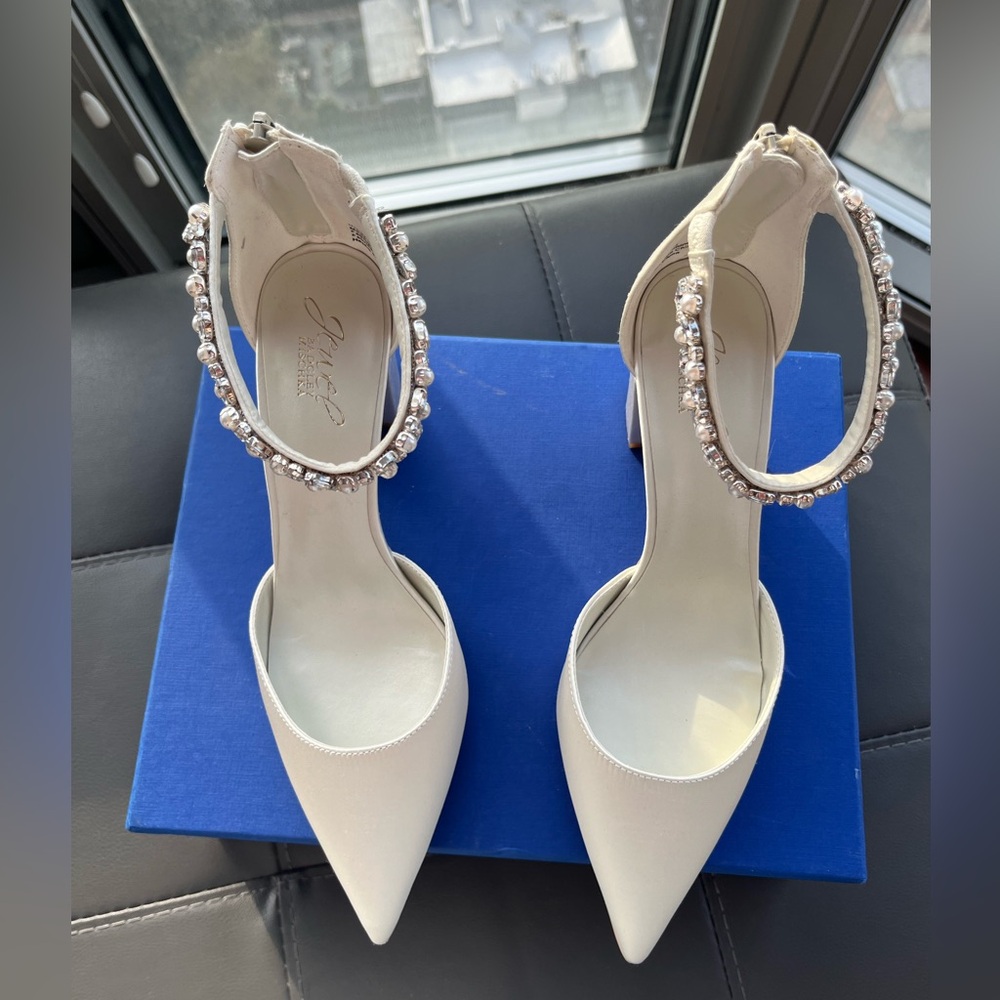 NEW Jewel Badgley Mischka ivory pointed toe satin block heel, crystals, 8.5